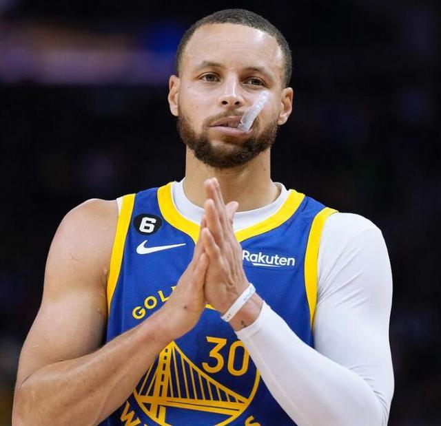 今晚，上海海港门将颜骏凌首发出场，迎来了他代表俱...（今晚，上海海港门将颜骏凌以首发身份出战，迎来其代表俱乐部的重要时刻）