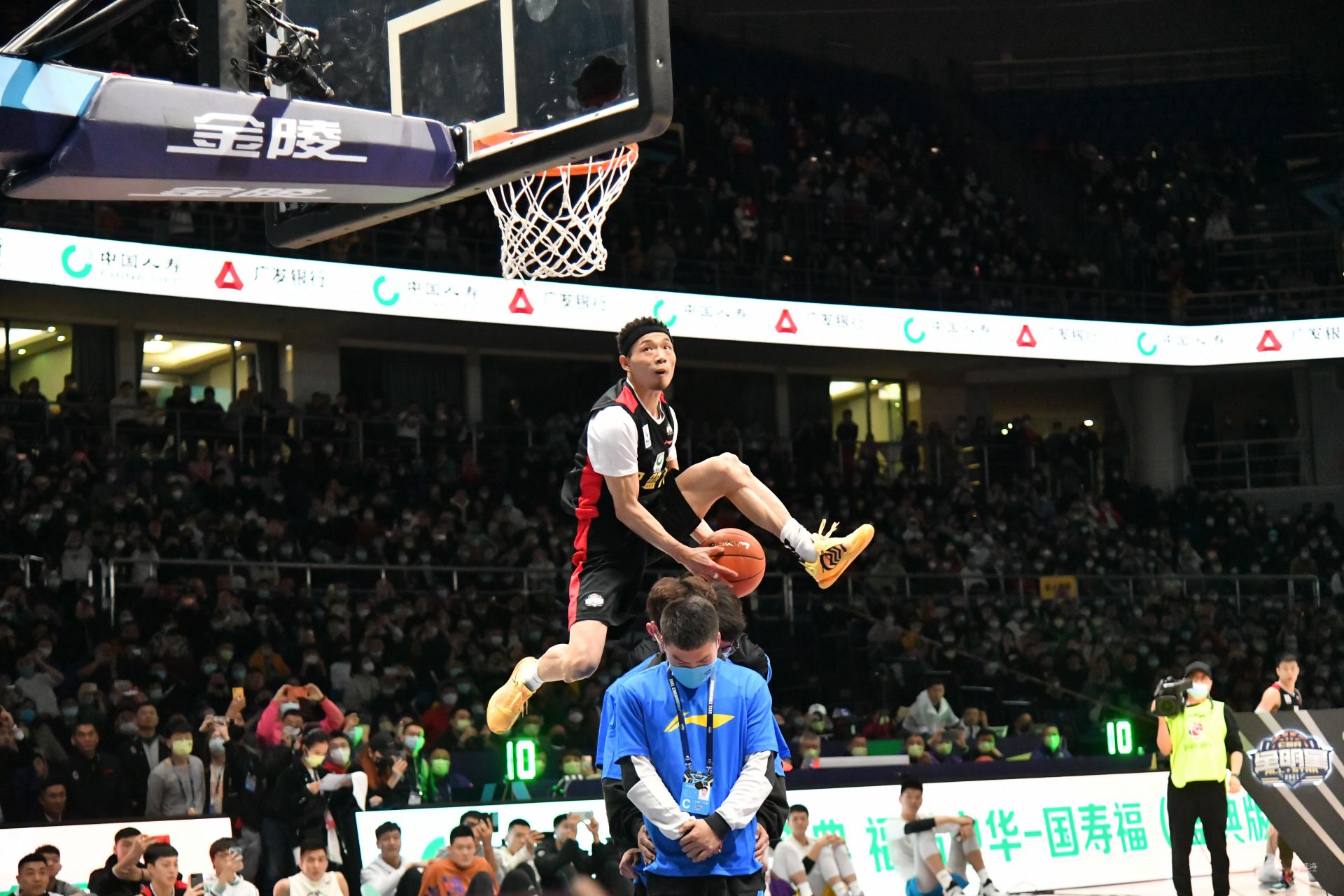 李金羽：只要大家愿意来看球，哪怕骂我，我也高兴（李金羽：只要球迷愿进场，挨骂我也开心）