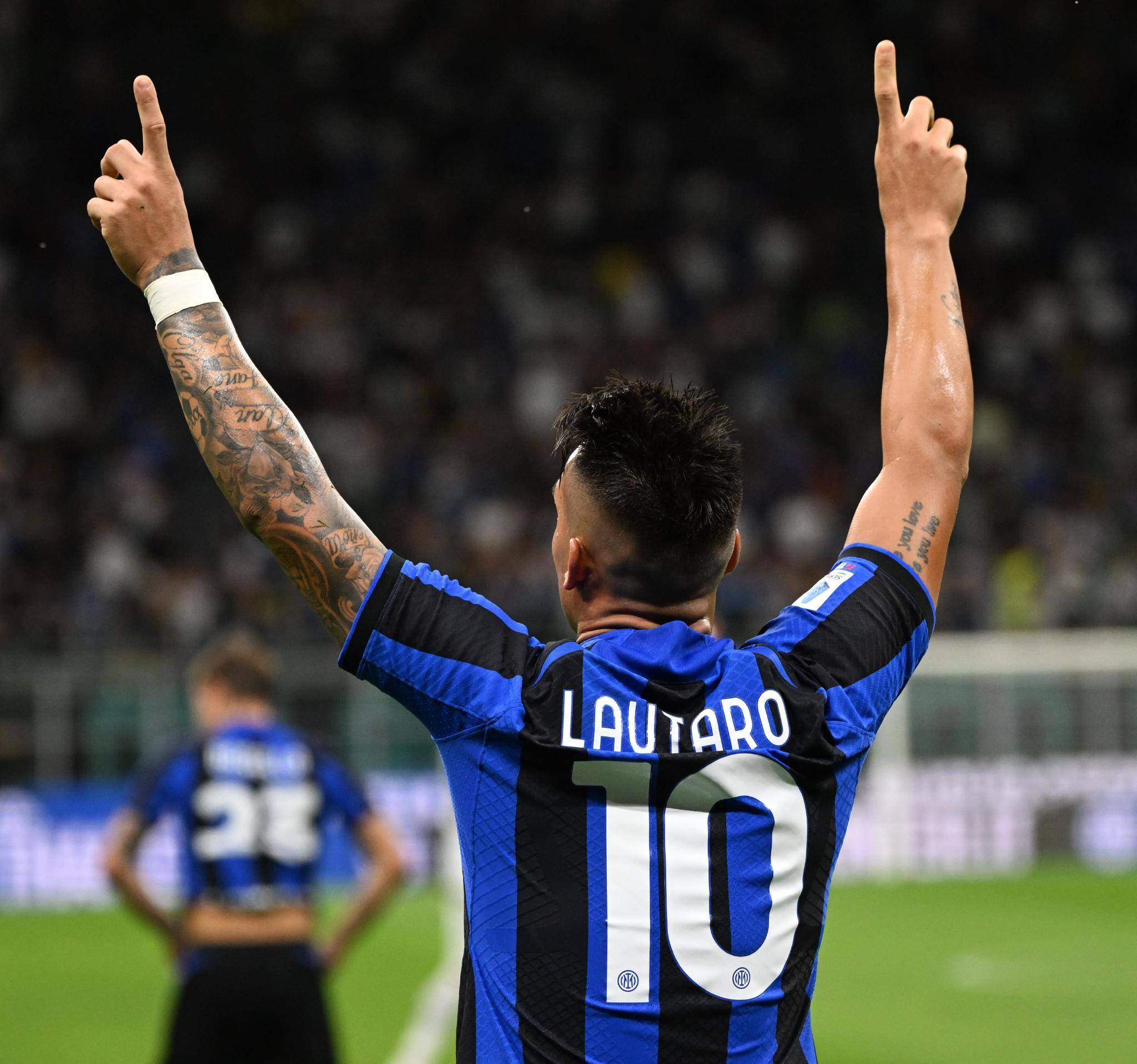 迪玛利亚优雅盘带演绎绿茵华尔兹（迪玛利亚用细腻脚法奏响草场圆舞曲）