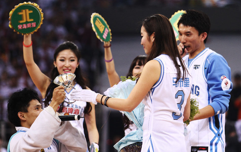 詹姆斯关键三分绝杀比赛（詹姆斯压哨三分定胜负）