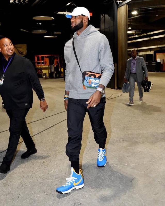 2板6助2抢，三分9中7 一己之力下起三分雨（2板6助2断，三分9投7中 一人掀起三分狂潮）