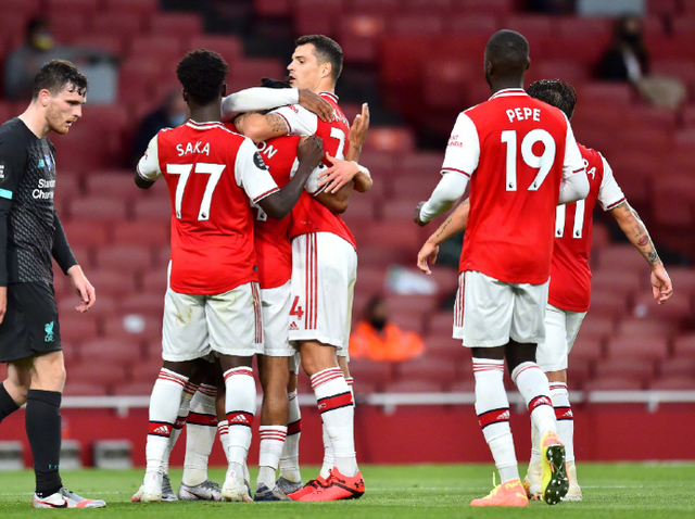 从手足无措到游刃有余，齐达内在公园学着踢毽子（齐达内公园学踢毽子：从生疏到娴熟）