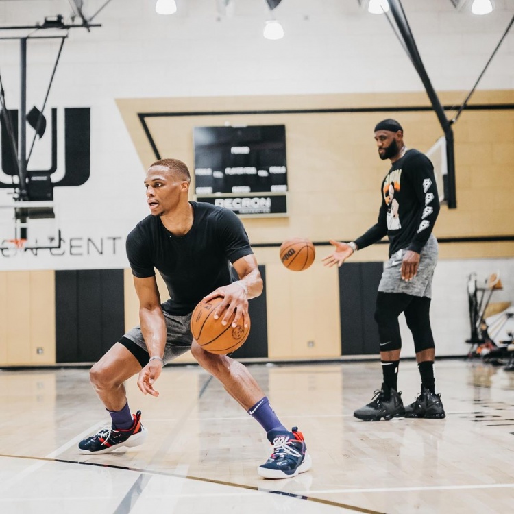 亚冠生死战！布里兰主场绞杀江原FC，8球神锋破局（亚冠生死局！布里兰主场强压江原FC，8球锋霸打破僵局）