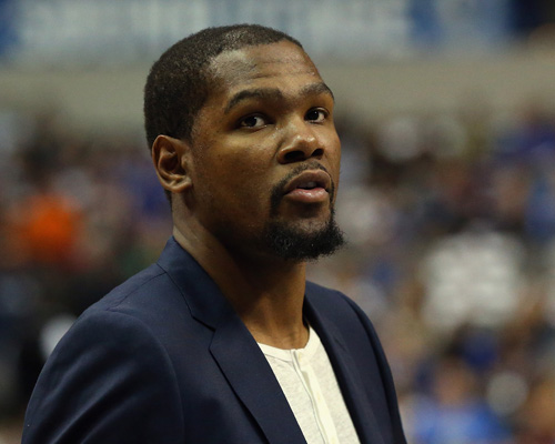 梦幻联动！T1四人组造访拜仁主场，领取印有自己名字的拜仁队服（梦幻合作！T1四将做客拜仁主场，获赠印有姓名的拜仁战袍）