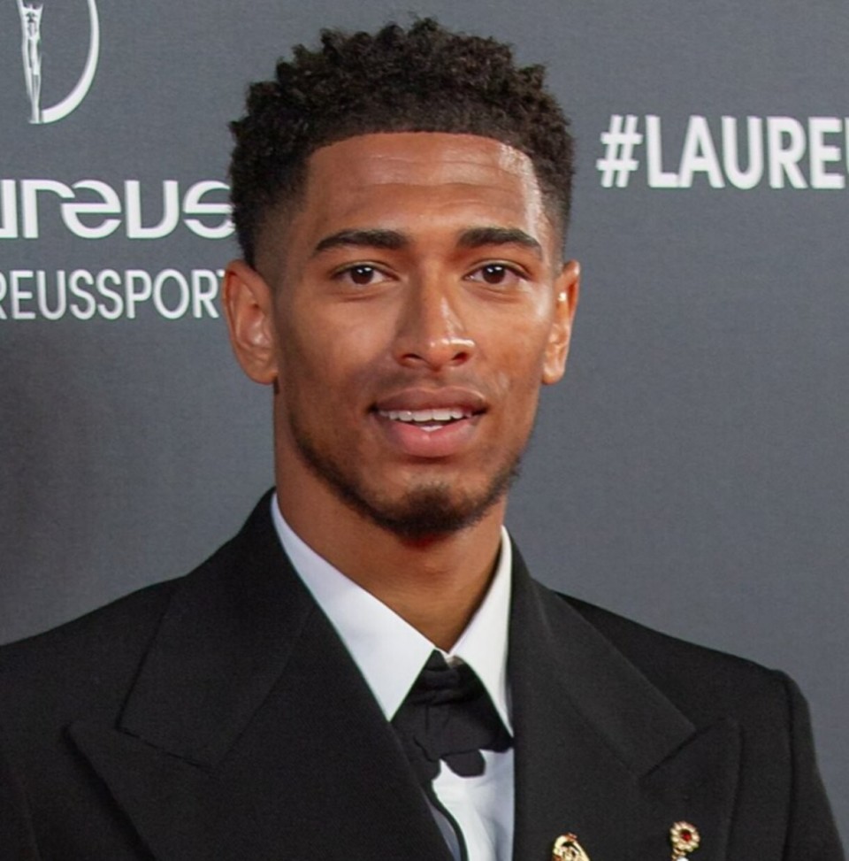 杜兰特关键三分，锁定比赛胜利（杜兰特命中致胜三分，锁定胜局）