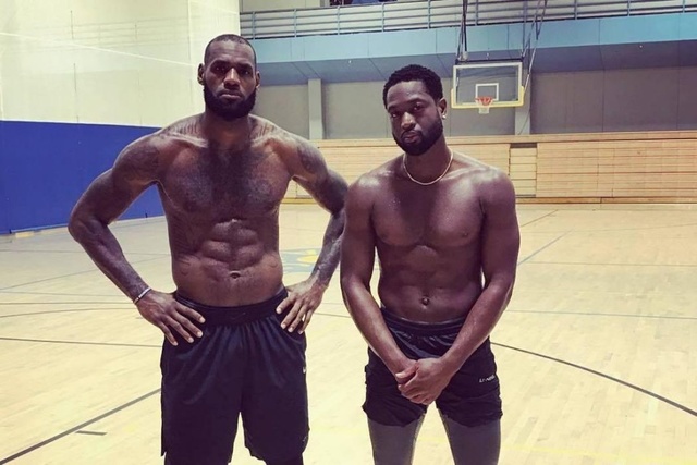 孙颖莎王楚钦赛前训练气氛轻松，大头仰头大笑，大笑引发全场欢笑（孙颖莎王楚钦赛前训练氛围轻松，大头仰天大笑点燃全场笑声）