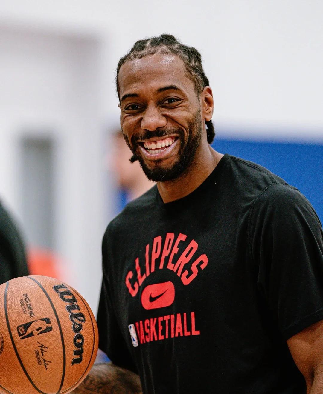 萨巴伦卡大坂直美表演赛邀球迷上场，展职业业余差距（萨巴伦卡与大坂直美表演赛邀请球迷同场竞技，职业与业余差距尽显）