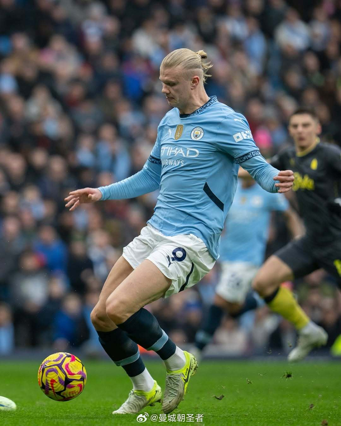 他带着伤坚持踢到最后（他忍痛作战踢到终场哨响）