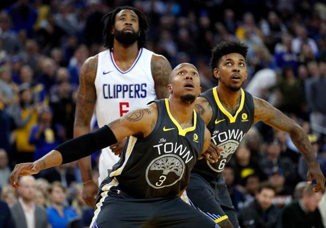 近5轮仅1胜&丢9分！皇马落后巴萨4分，银河战舰陷入低迷（近5场仅一胜失9分，皇马被巴萨拉开至4分，银河战舰深陷颓势）