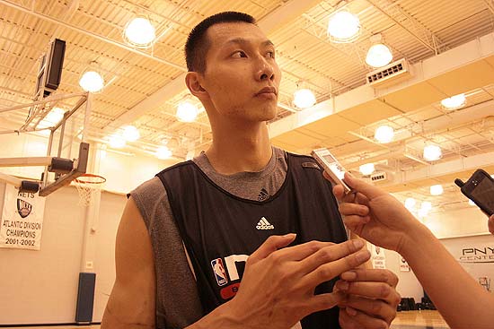 图片报：诺伊尔调整了训练流程，乌尔比希也激励着他继续（图片报：诺伊尔优化训练安排，乌尔比希也在激励他坚持前行）