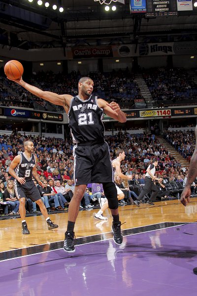 多点开花！尼克斯首发五虎狂砍98分，16分大胜猛龙（尼克斯首发五将齐发力轰98分，16分优势轻取猛龙）